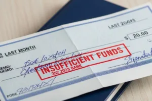 Cheque de pago marcado como fondos insuficientes después de transacción de cobro de cheque