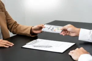 Transacción de transferencia de dinero comercial en efectivo y documento de acuerdo