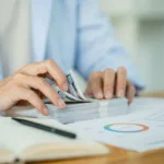 Conteo de fondos en efectivo para un procesamiento preciso de transferencias de dinero