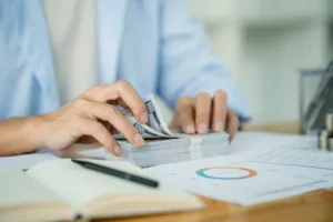 Conteo de fondos en efectivo para un procesamiento preciso de transferencias de dinero