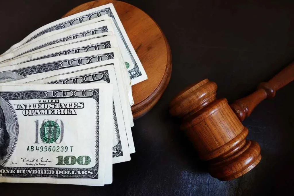 Normativa sobre cumplimiento legal y cobro de cheques con Money and Gavel