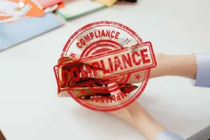 Sello de verificación de cumplimiento de transferencia segura de dinero en el escritorio de la oficina