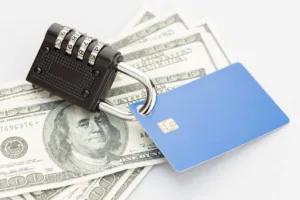 Concepto de transferencia segura de dinero con tarjeta de crédito y efectivo