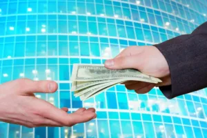 Transferencia segura de dinero entregada entre dos personas al aire libre