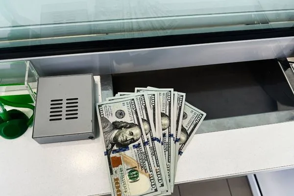 Efectivo listo para transferencia segura en la ventanilla de servicio