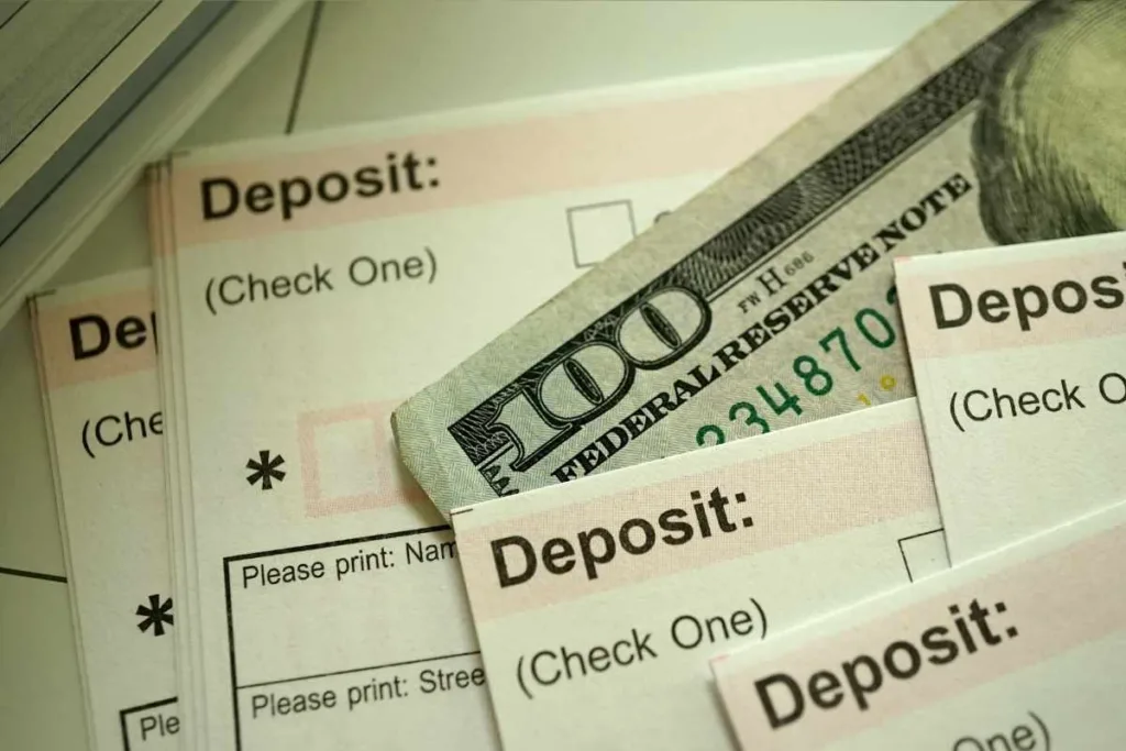 Formularios de depósito y efectivo utilizado para transacciones de cobro de cheques
