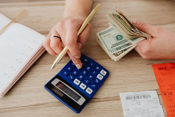 Revisar los gastos al preparar los fondos para la transferencia de dinero