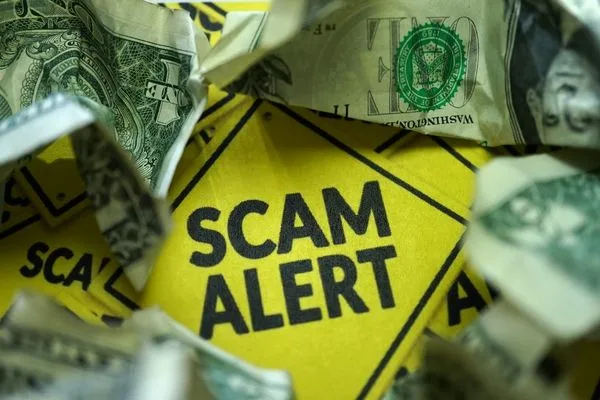 Señal de alerta de estafa con concepto de fraude en transferencias de dinero