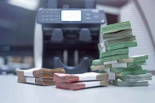 Pilas de billetes preparadas para la verificación de transferencias de dinero seguras