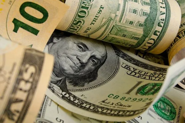 Efectivo utilizado para transacciones de transferencia de dinero seguras y confiables