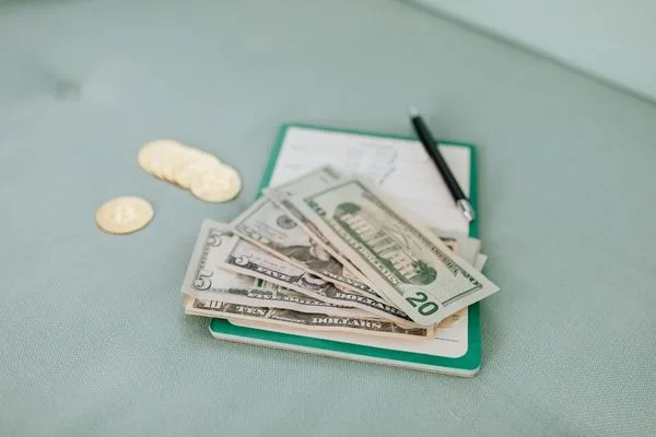 Cobro de cheques y gestión de dinero para transacciones cotidianas