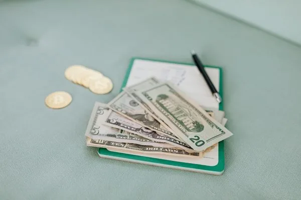 Organización de billetes y pagarés para un registro preciso de las transferencias de dinero