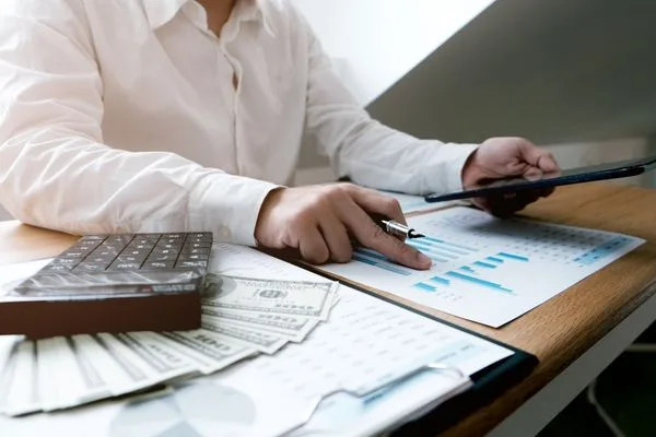 Revisión profesional de transacciones de transferencia de dinero con efectivo y calculadora