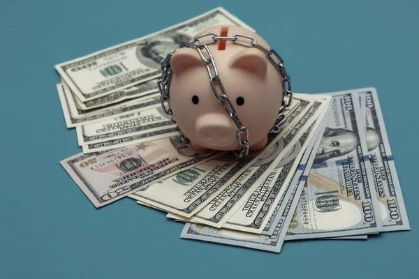 Concepto de ahorro seguro que representa prácticas seguras de cobro de cheques