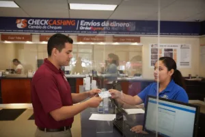 Cliente comprando un giro postal en el mostrador
