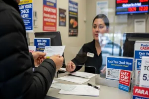 Cliente cobrando un cheque en una ventanilla autorizada.