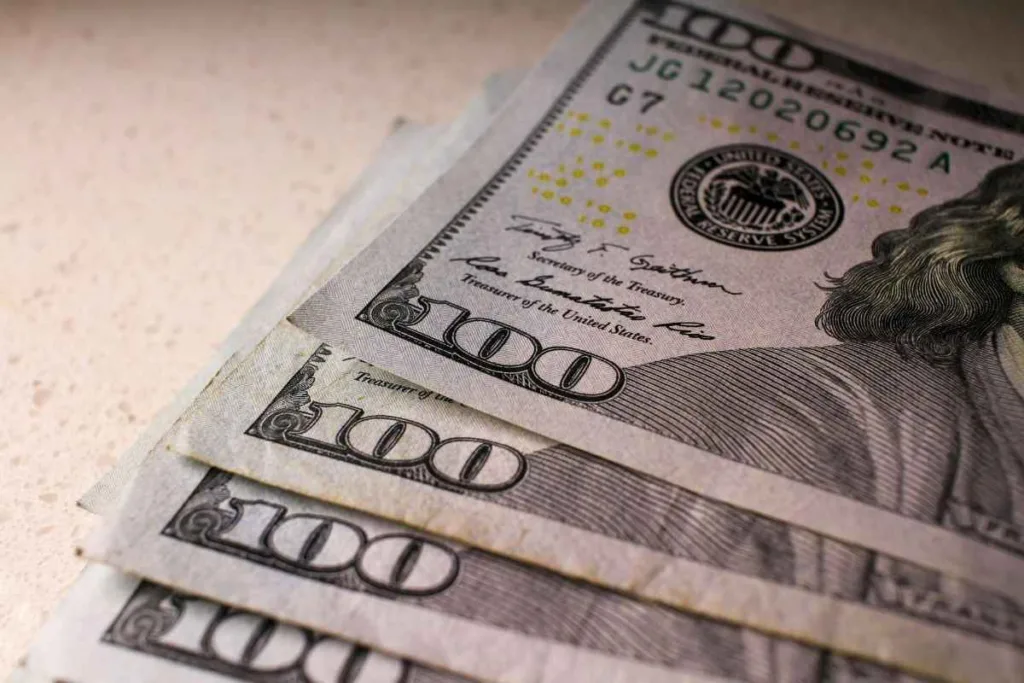 Billetes de efectivo que representan transacciones seguras de transferencia de dinero