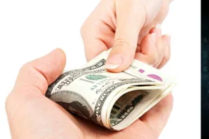 Transferencia de dinero entre dos personas usando efectivo