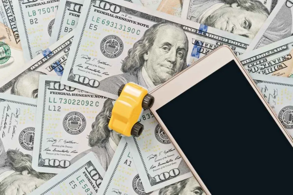 Concepto de transferencia de dinero con efectivo y dispositivo móvil