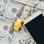 Concepto de transferencia de dinero con efectivo y dispositivo móvil