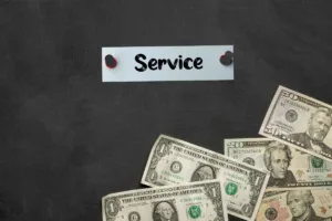 Concepto de servicio de transferencia de dinero con billetes de dólares estadounidenses
