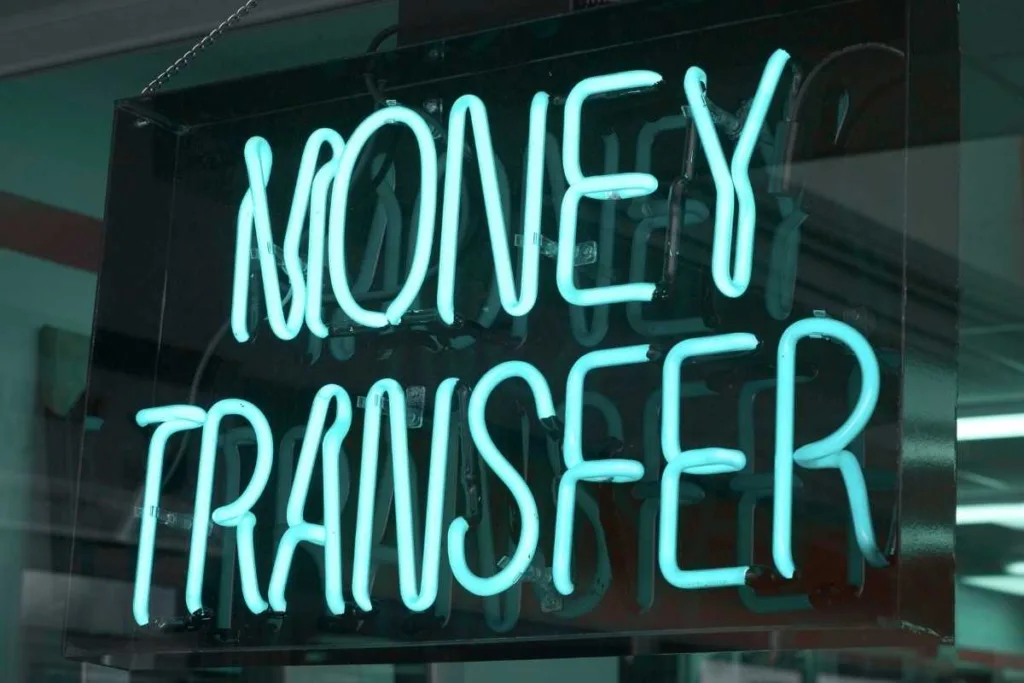 Letrero de transferencia de dinero exhibido en un establecimiento de servicios financieros.