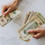 Transferencia de dinero con intercambio de efectivo entre remitente y destinatario