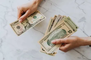 Transferencia de dinero con intercambio de efectivo entre remitente y destinatario