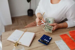Persona que cuenta efectivo para una transferencia de dinero segura y planificación presupuestaria