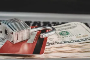 Concepto de transferencia segura de dinero con candado y efectivo