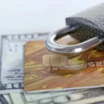 Transferencia segura de dinero con protección de tarjeta de crédito y efectivo