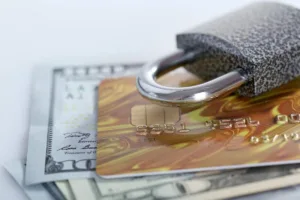 Transferencia segura de dinero con protección de tarjeta de crédito y efectivo