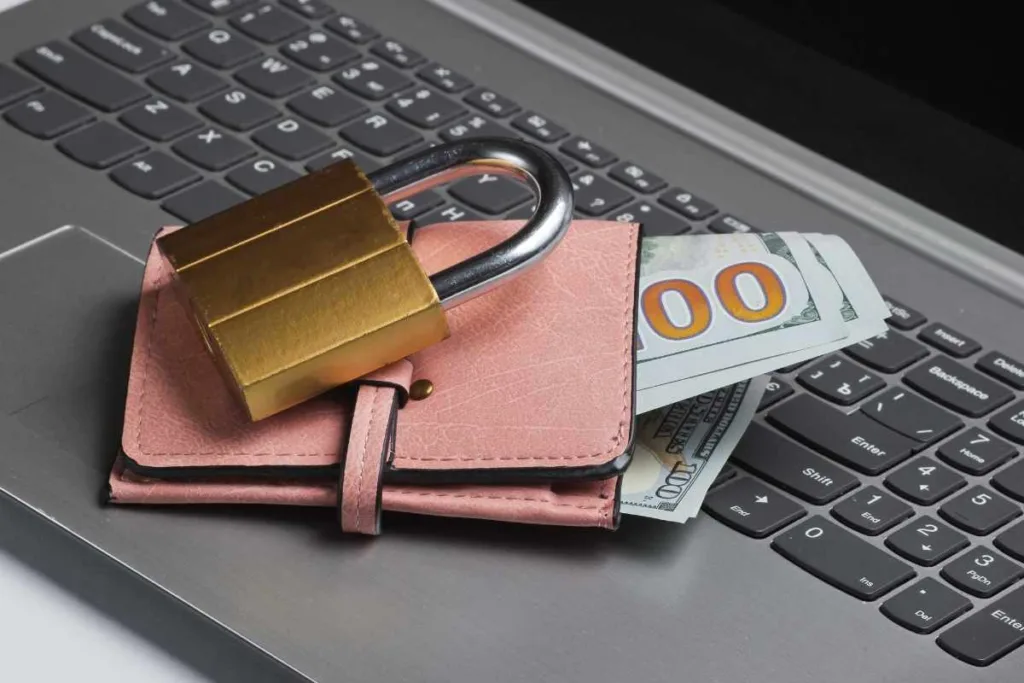 Billetera segura y efectivo que simbolizan transferencias de dinero seguras