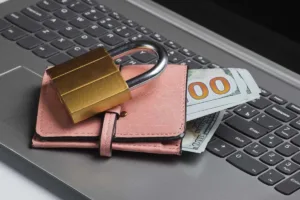 Billetera segura y efectivo que simbolizan transferencias de dinero seguras