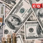 Monedas apiladas resaltan las tarifas de transferencia de dinero entre los billetes de dólar