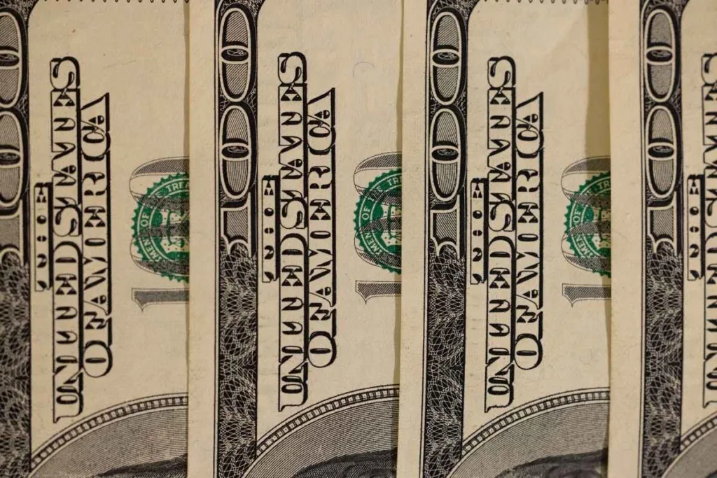 Billetes de dólar estadounidense que representan transacciones seguras de transferencia de dinero