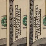 Billetes de dólar estadounidense que representan transacciones seguras de transferencia de dinero