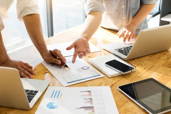 Equipo de negocios revisando datos e informes de transferencias de dinero