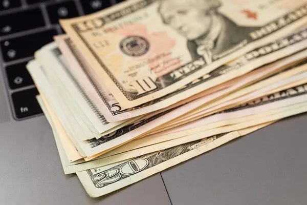 Efectivo listo para transferencias de dinero en línea