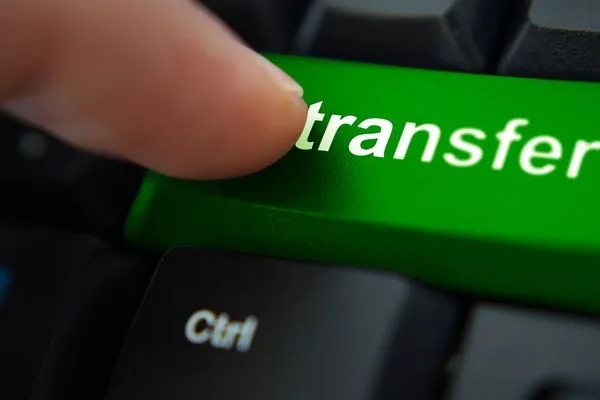 Teclado con pulsación de dedos para transferencias de dinero en línea