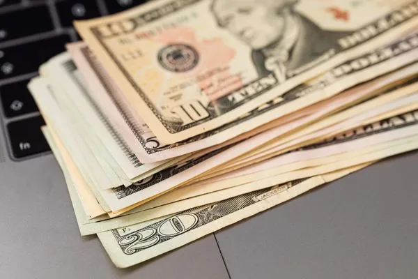 Transferencia de dinero en efectivo a Omaha, Nebraska, preparada para transacciones digitales