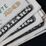 Facturas en efectivo preparadas para transferencias de dinero seguras
