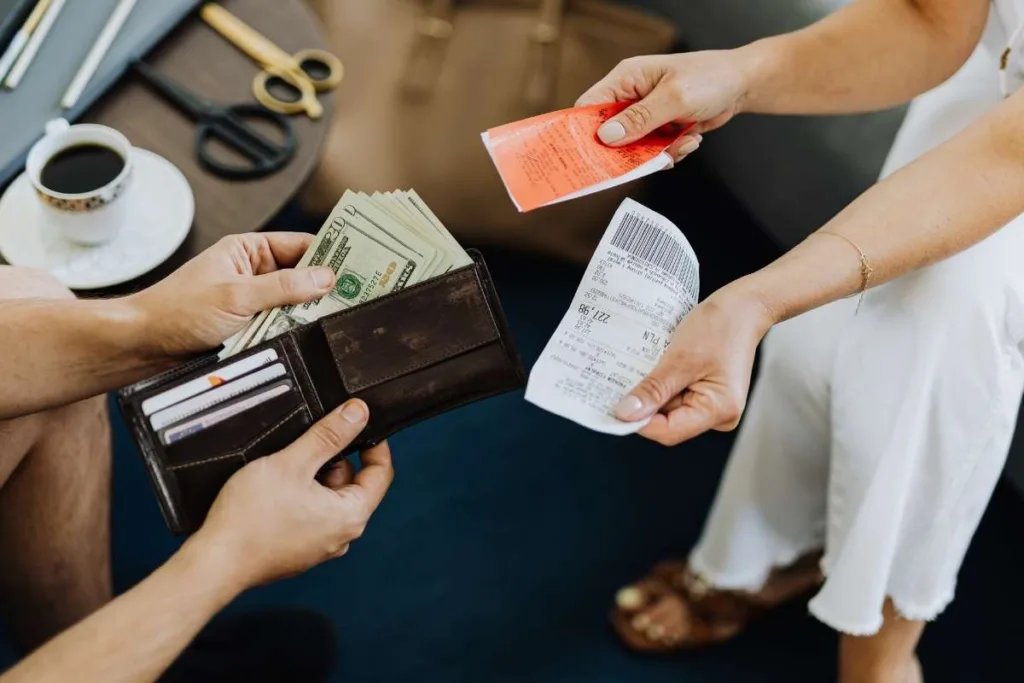 Transferencia de dinero en persona que muestra el cambio de efectivo y el recibo