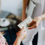 Transferencia segura de dinero con cambio de efectivo en mostrador de servicio