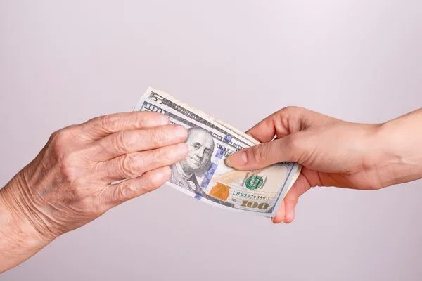 Manos intercambiando efectivo para transferencias de dinero seguras