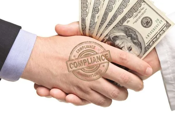 Apretón de manos que confirma la transferencia de dinero conforme con Secure Cash Exchange