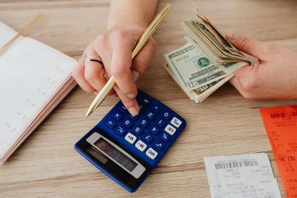 Cálculo de transferencia de dinero con efectivo, calculadora y recibo