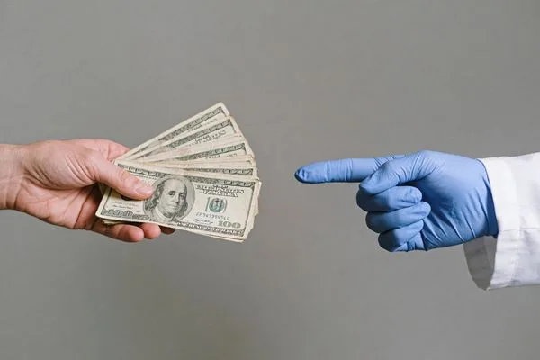 Transferencia de dinero segura utilizando efectivo durante la transacción verificada