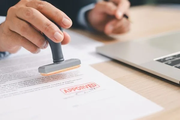 Aprobación de documentos que respaldan la verificación de transferencias seguras de dinero