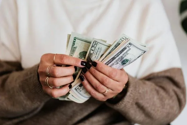 Manejo de transferencias de dinero en efectivo con billetes de dólares estadounidenses
